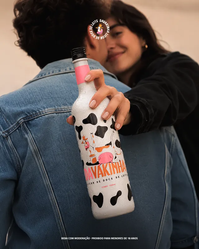 Casal abraçado com uma garrafa de Davakinha